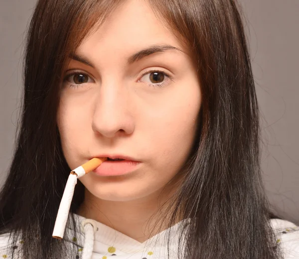 Žena s cigaretou — Stock fotografie
