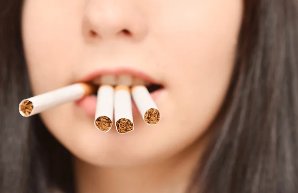 タバコを持つ女性 — ストック写真