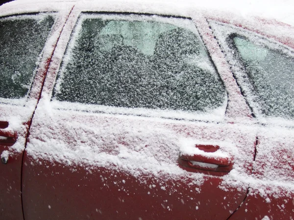 Auto in sneeuw — Stockfoto