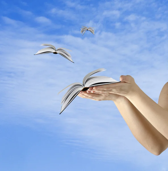 Libros volando de las manos — Foto de Stock