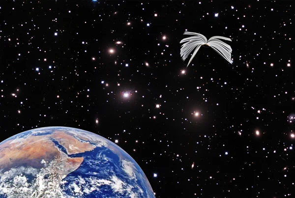 Livro voando em cosmos.Elements desta imagem fornecida pela NASA — Fotografia de Stock