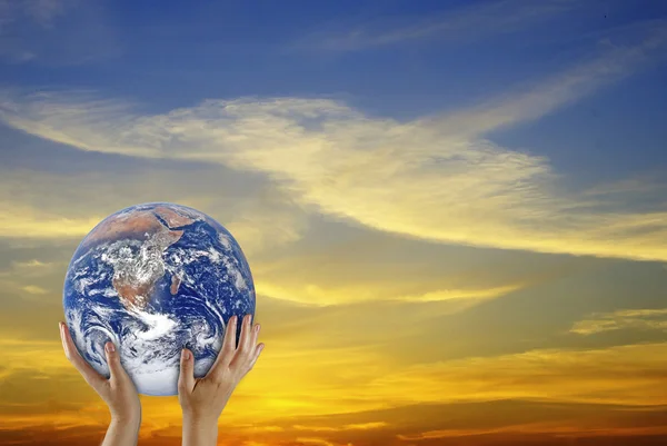 Planeta ziemia w hands.elements to zdjęcie dostarczone przez nasa — Zdjęcie stockowe