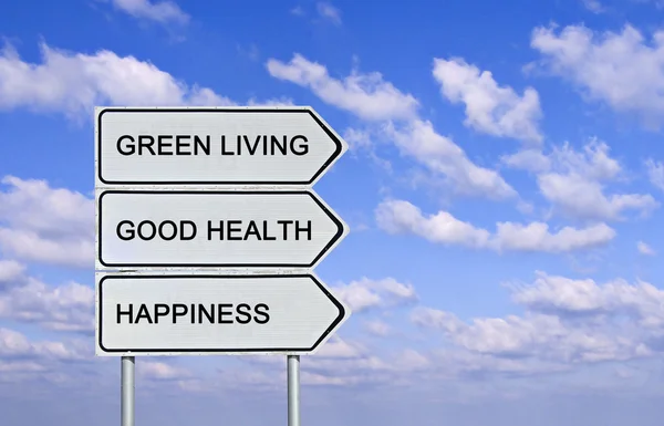 Weg ondertekenen in groen wonen, goede gezondheid en geluk — Stockfoto