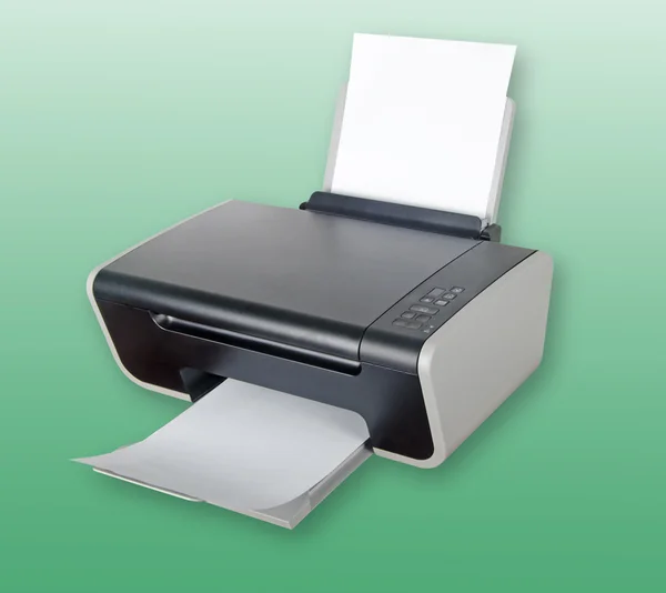 Принтер изолирован на зеленом фоне — стоковое фото