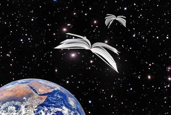 Książki latające w cosmos.elements to zdjęcie dostarczone przez nasa — Zdjęcie stockowe