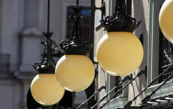 Lampy uliczne na budynku — Zdjęcie stockowe