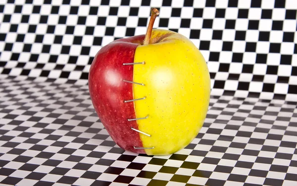 Μήλο αντίθεση με δύο μισά diffirent — Φωτογραφία Αρχείου