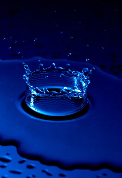Waterdrop που σχηματίζουν ένα στέμμα αποτέλεσμα — Φωτογραφία Αρχείου