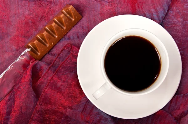 Witte kopje koffie met chocolade — Stockfoto