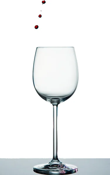Copo de vinho de cristal com gotas de vinho tinto — Fotografia de Stock