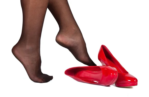 Vermoeide voeten en rode hoge heuvel schoenen — Stockfoto