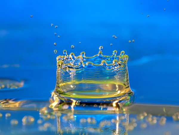 Kropla wody co w koronie — Zdjęcie stockowe