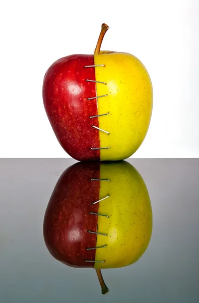 Gelbe und rote Apfelhälften — Stockfoto