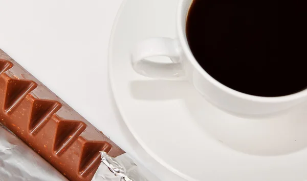 Chocolate triangular y café negro — Foto de Stock