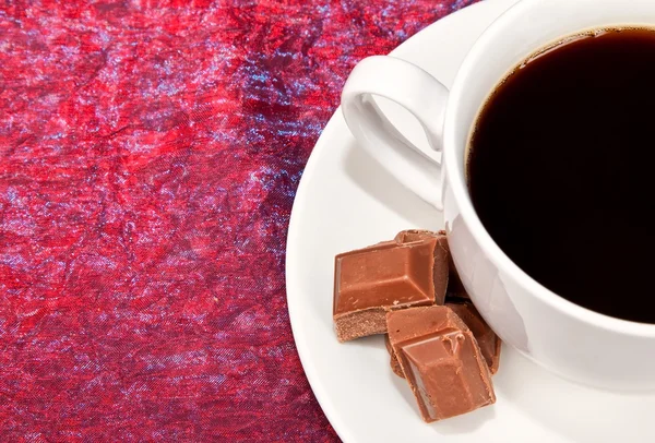 Witte koffiekopje met bruine chocolade — Stockfoto