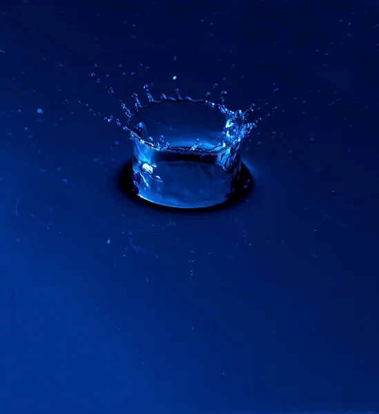 A crown created with water drop — Stock Photo, Image