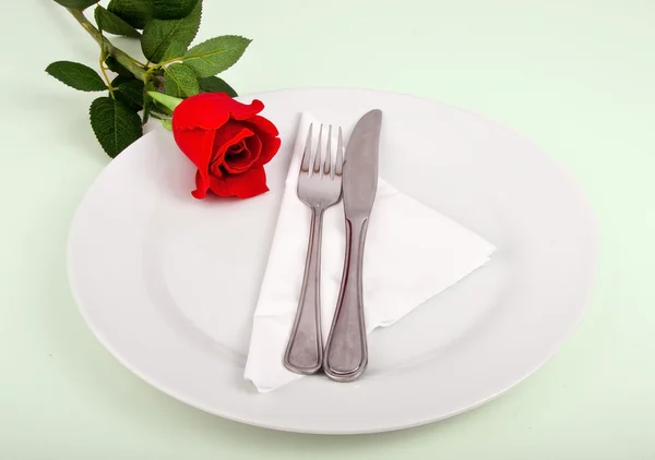 포크와 나이프 흰 접시에 — 스톡 사진