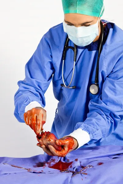 Srdeční chirurg zaneprázdněn s operací — Stock fotografie