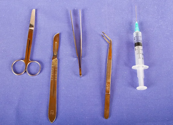 Chirurgische apparatuur in een rij — Stockfoto