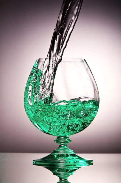 Kryształowy kieliszek do koniaku z alkohol — Zdjęcie stockowe