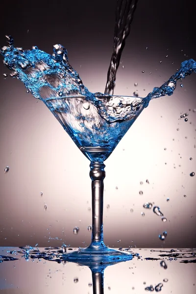 Flüssigkeitsspritzer im Martini-Glas — Stockfoto
