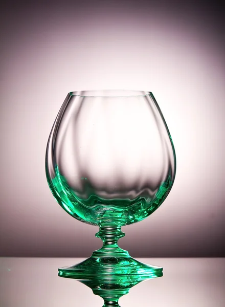 Пустой коньячный стакан с зеленым оттенком — стоковое фото