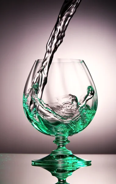 Flüssigkeitsspritzer im Cognac-Glas — Stockfoto