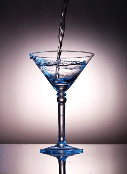 Pouring liquor into a martini glass — Stock Photo, Image