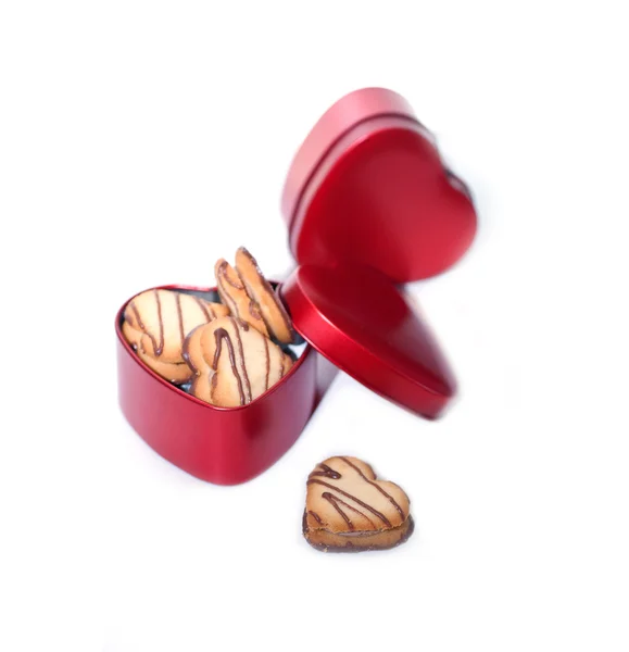 Herzförmige Cremekekse auf rotem Herzen Metallbox — Stockfoto