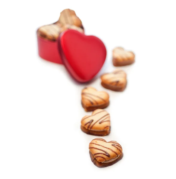 Крем в форме сердца печенье на красном сердце металлическая коробка — стоковое фото