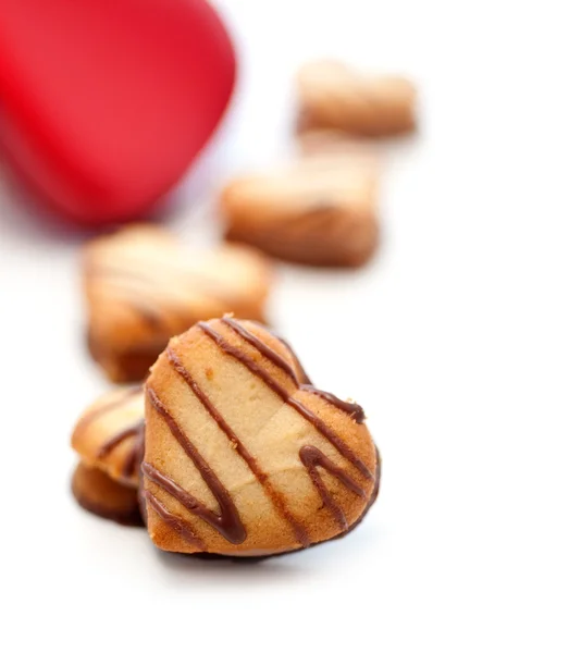 लाल दिल धातु बॉक्स पर दिल के आकार की क्रीम कुकीज़ — स्टॉक फ़ोटो, इमेज