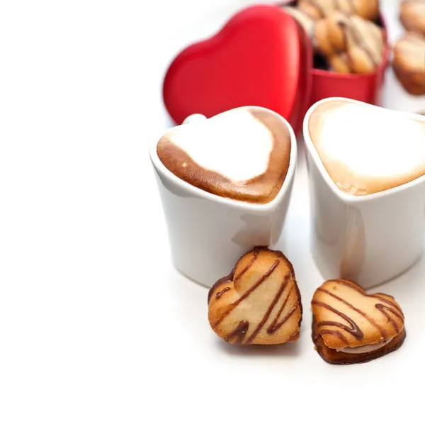 Krém cookies na červené srdce kovové krabice a káva ve tvaru srdce — Stock fotografie