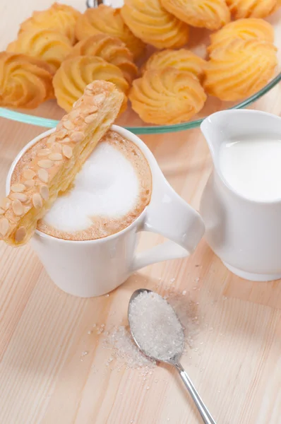 Fräsch frukost kaffe och bakverk — Stockfoto
