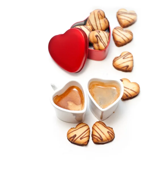 Крем в форме сердца печенье на красном сердце металлическая коробка и кофе — стоковое фото