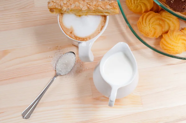 新鲜的早餐咖啡和糕点 — 图库照片