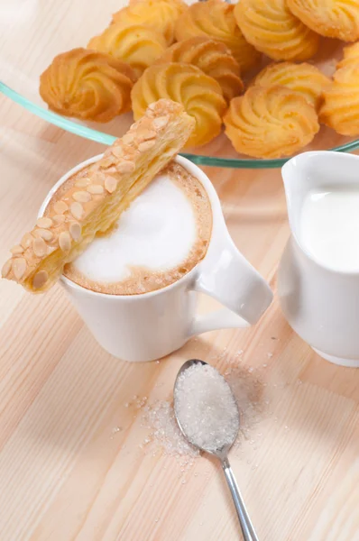 Vers ontbijt koffie en gebak — Stockfoto