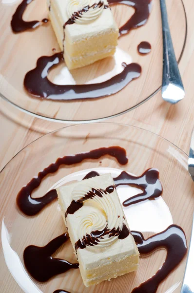 초콜릿 소스와 함께 신선한 크림 케이크 근접 촬영 — 스톡 사진
