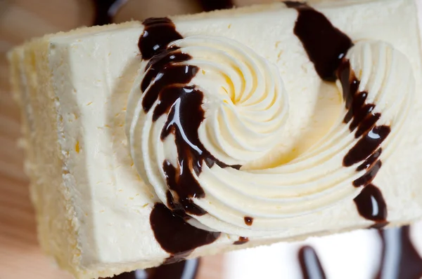 Pastel de crema fresca primer plano con salsa de chocolate —  Fotos de Stock