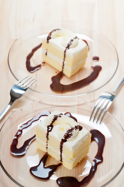 チョコレート ソース添えフレッシュ クリーム ケーキのクローズ アップ — ストック写真