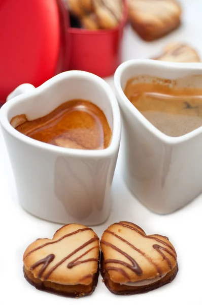 Krém cookies na červené srdce kovové krabice a káva ve tvaru srdce — Stock fotografie