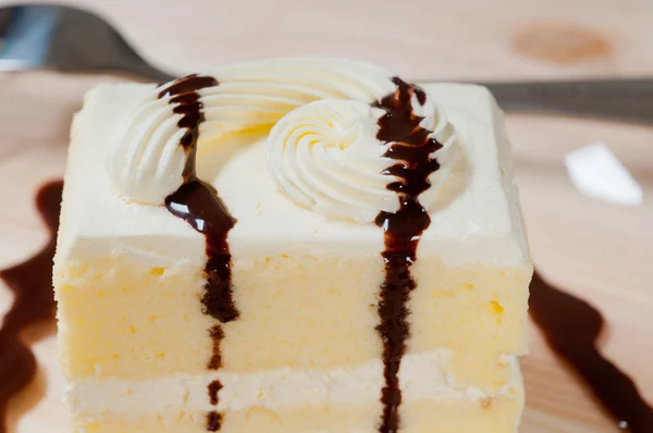 Fresh cream cake closeup with chocolate sauce — Stock Photo, Image
