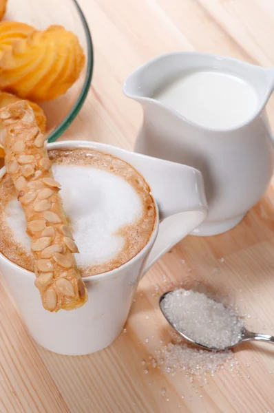 新鲜的早餐咖啡和糕点 — 图库照片
