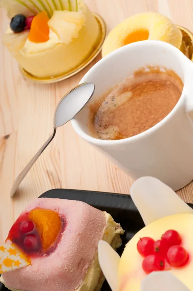 Espresso-Kaffee und Obstkuchen — Stockfoto
