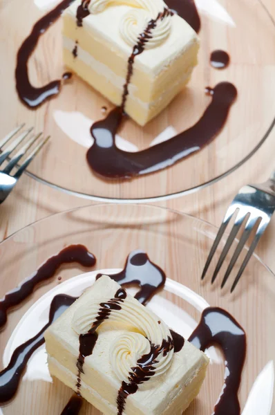 Свіжий вершковий торт крупним планом з шоколадним соусом — стокове фото