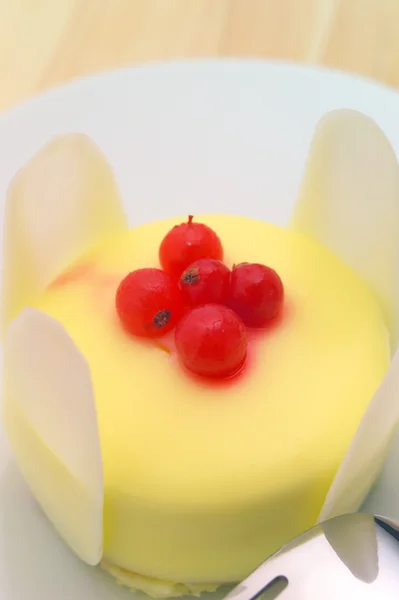 新鲜醋栗莓果水果蛋糕 — 图库照片