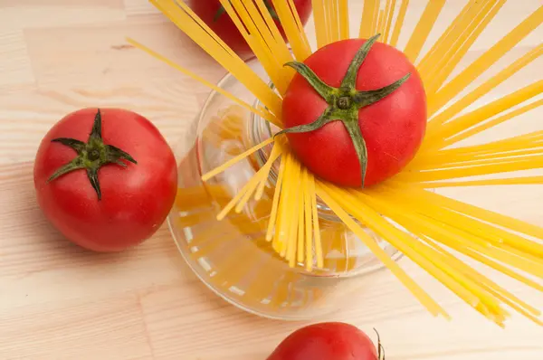Färsk tomat och spaghetti pasta — Stockfoto