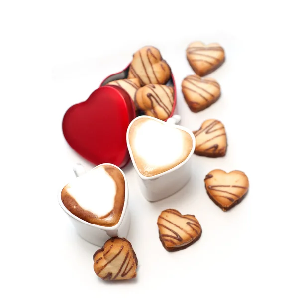Kue krim berbentuk hati pada kotak logam hati merah dan kopi — Stok Foto