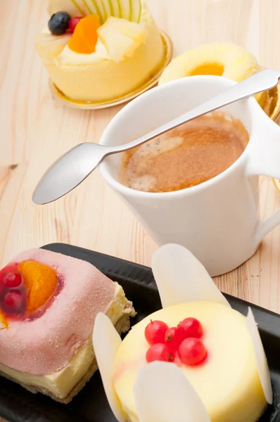 Кофе эспрессо и фруктовый пирог — стоковое фото