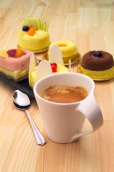 Café expreso y pastel de frutas — Foto de Stock