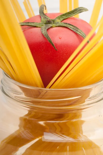 Świeży pomidor i spaghetti makarony — Zdjęcie stockowe
